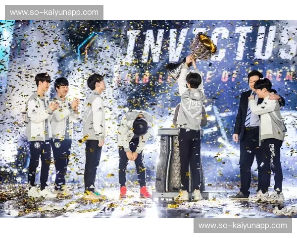 当金色雨遇上极地光：RNG与IG，那段统治青春的“电竞春晚”